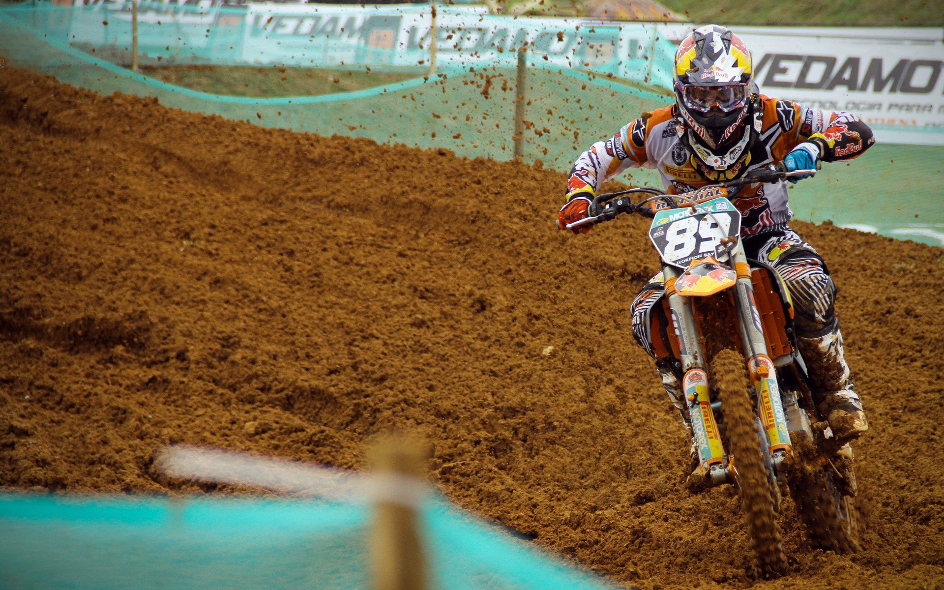 “青少年足球联赛激烈激战，涌现多位新星”，青少年足球大赛